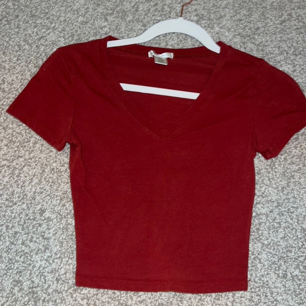 red cropped fitted tee shirt